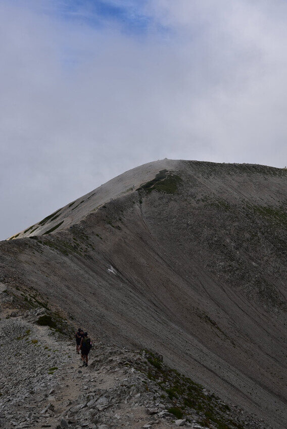 休日は登山に