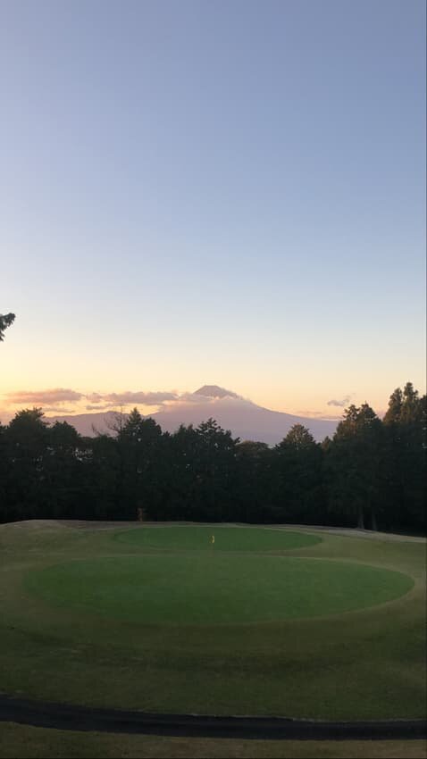 夕暮れのゴルフ場と富士山